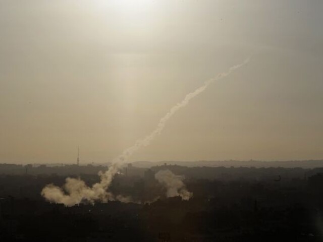 Napätie sa stupňuje. Palestínski militanti vypálili z pásma Gazy štyri rakety na Izrael